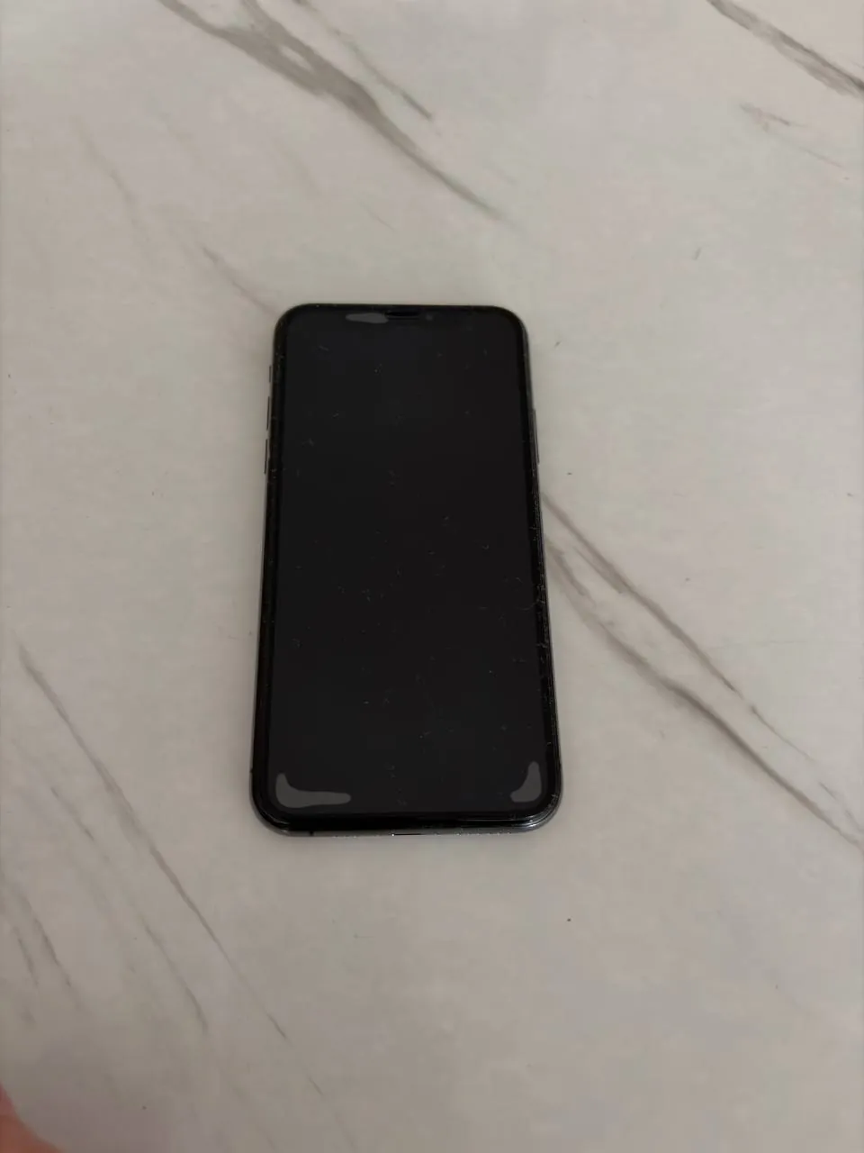 Два смартфона iPhone 11 Pro и XS 2