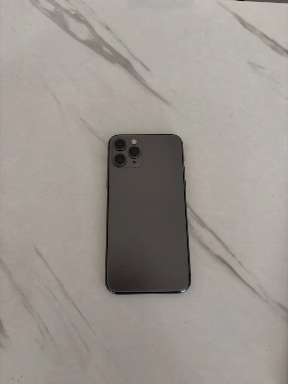 Два смартфона iPhone 11 Pro и XS 3