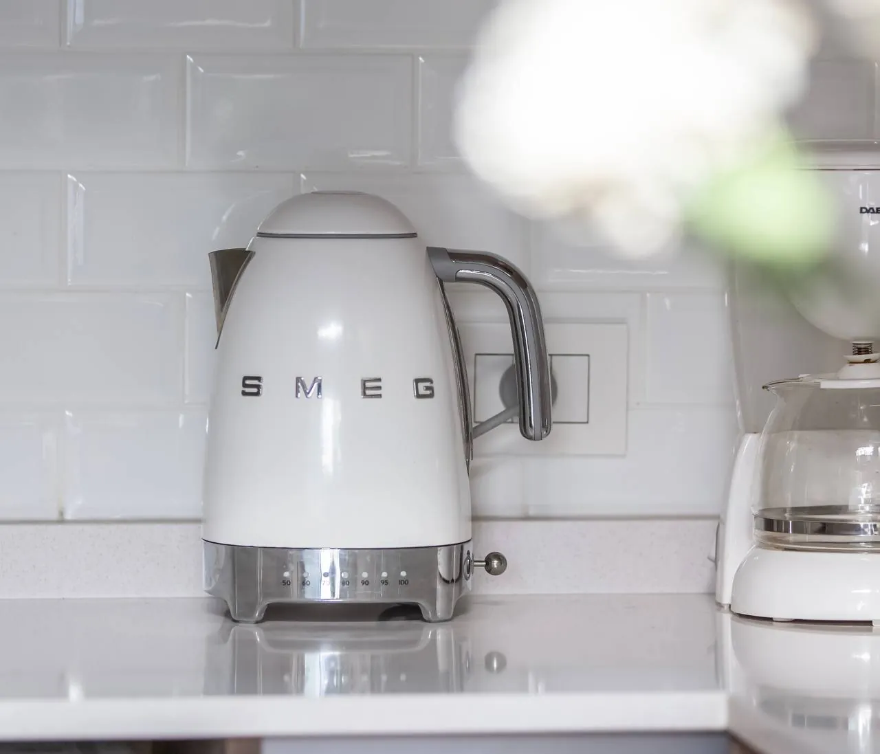 Электрочайник SMEG 50's Retro белый 1