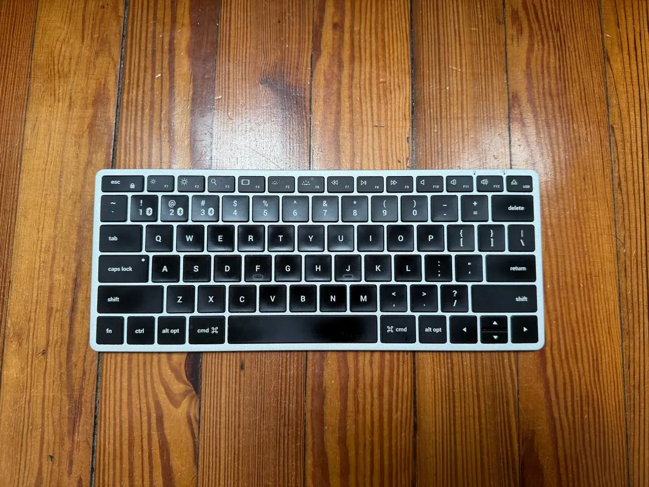 Трекпад Apple и клавиатура Satechi 2