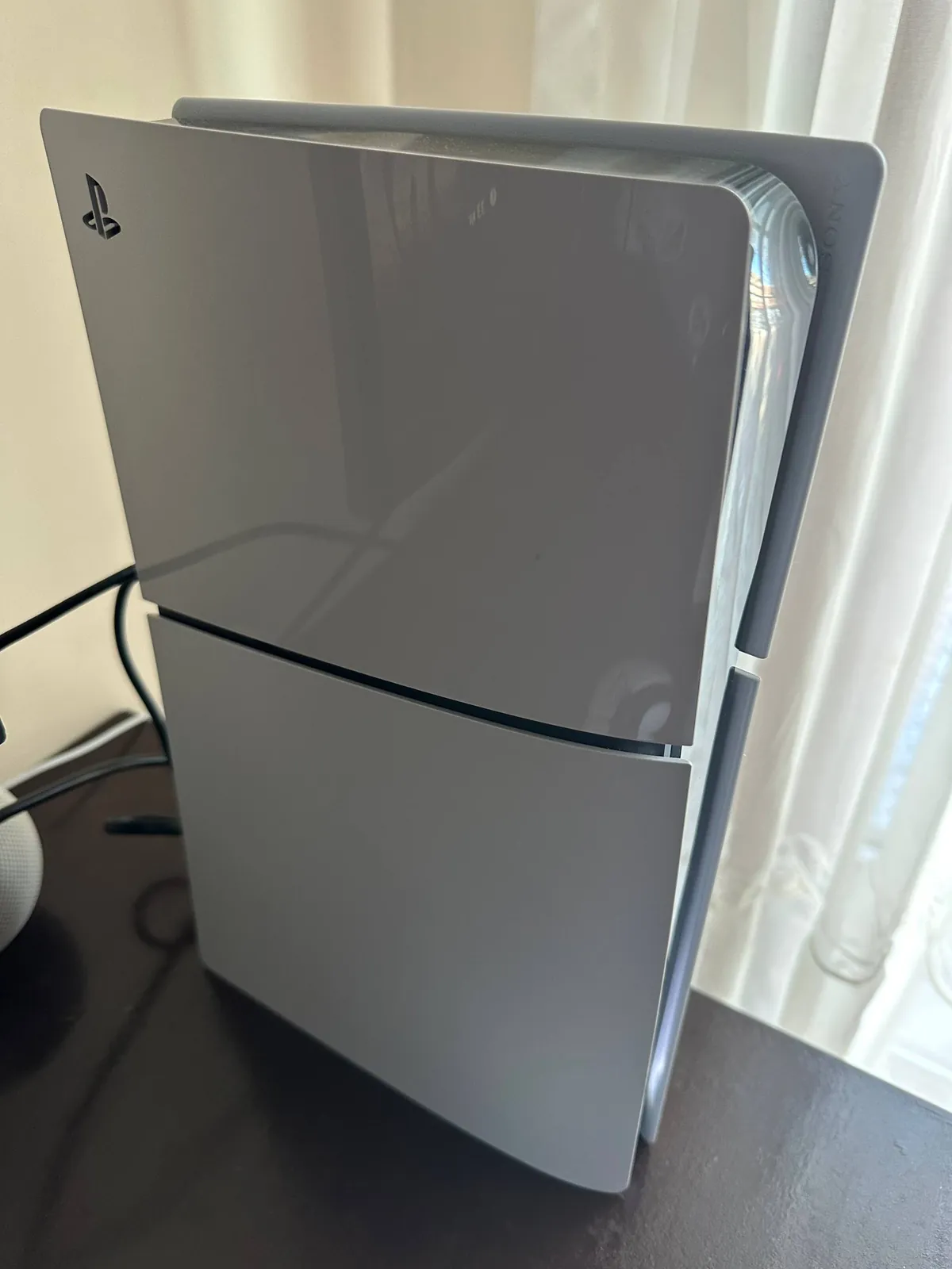 Монитор Asus, PS5 и клавиатура Apple 3