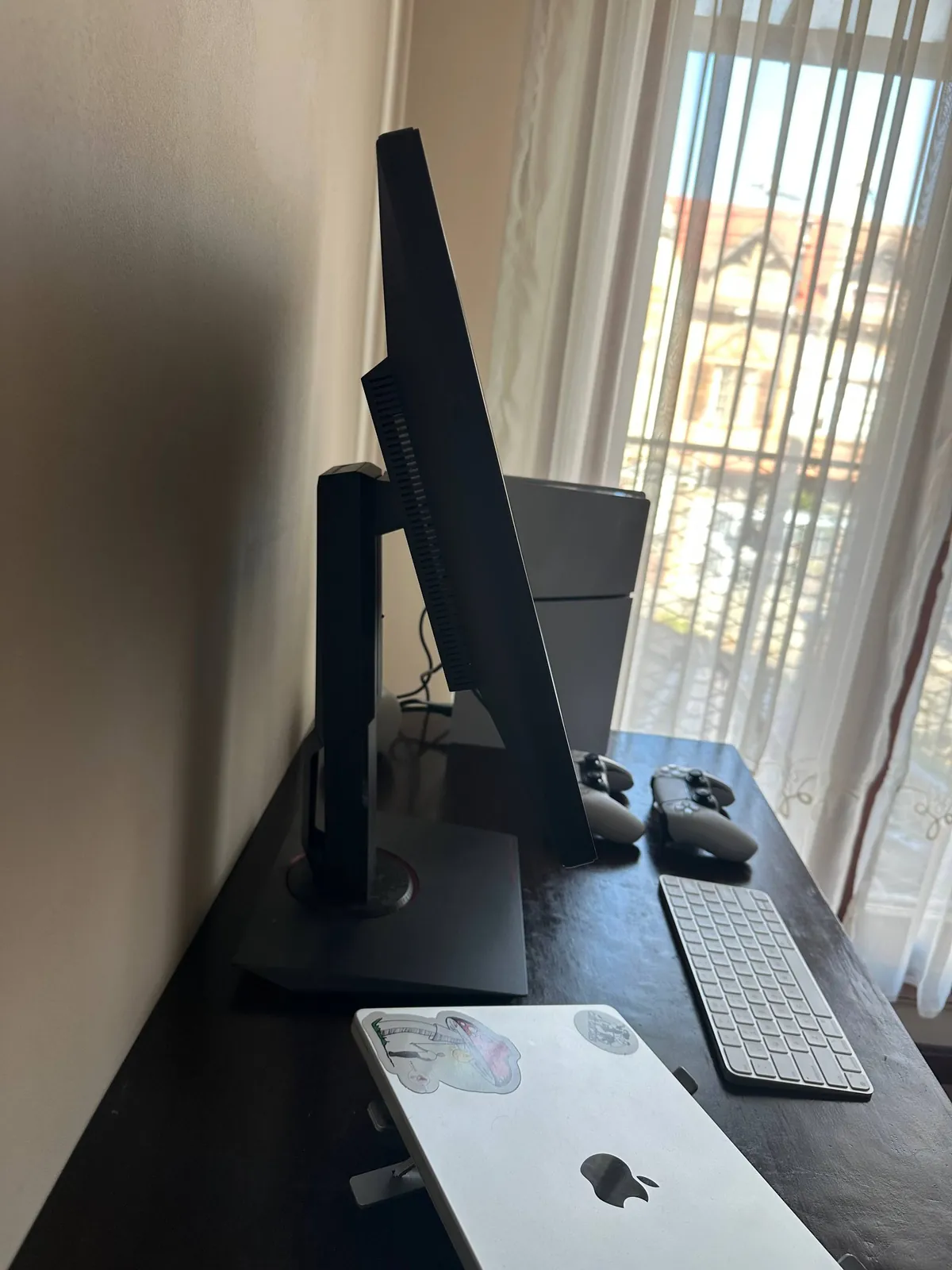 Монитор Asus, PS5 и клавиатура Apple 4