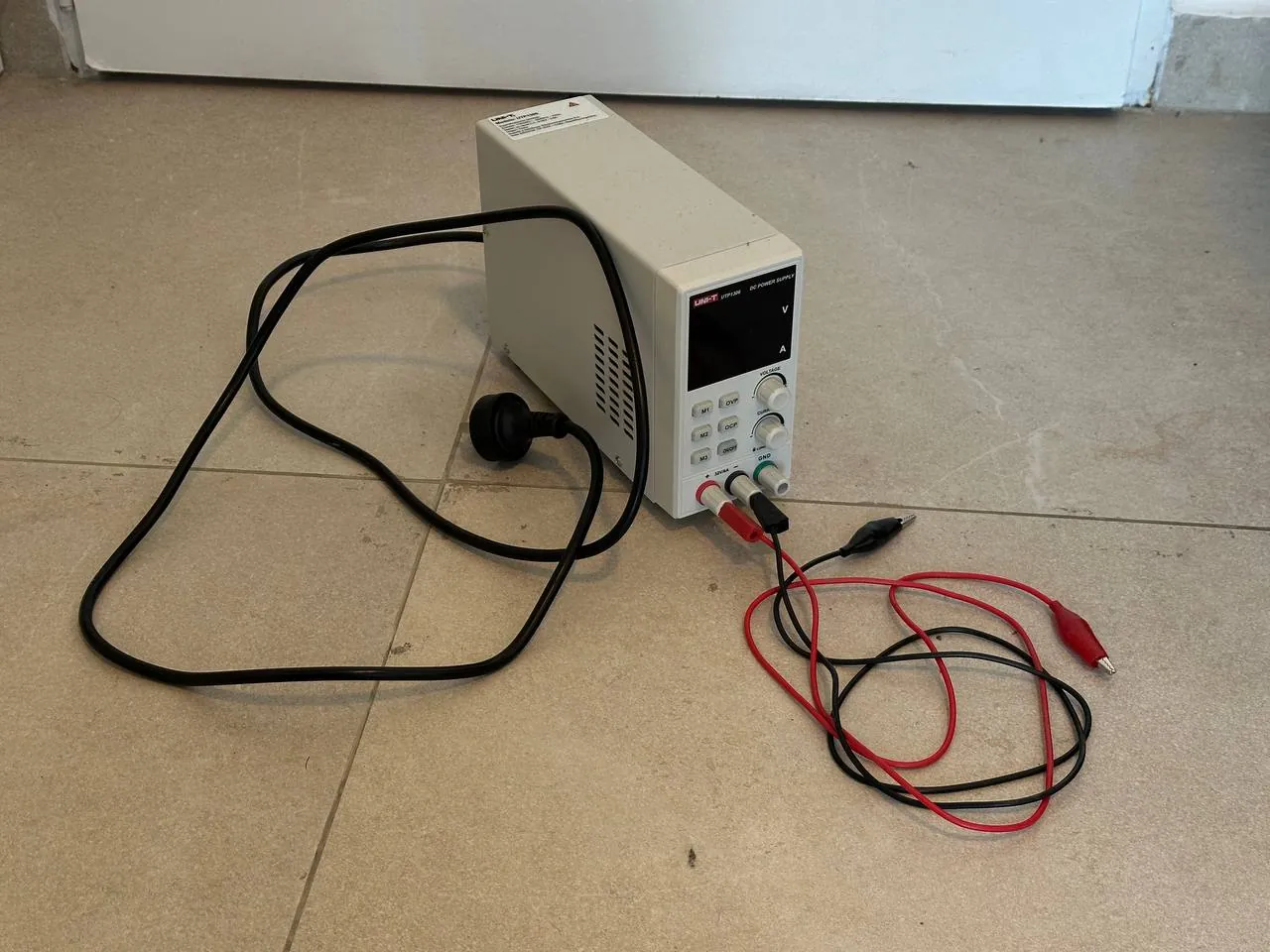 Лабораторный блок питания UNI-T UTP1306 1