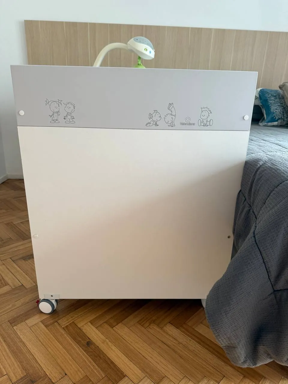 Детская кровать деревянная с мобилем Fisher Price 2