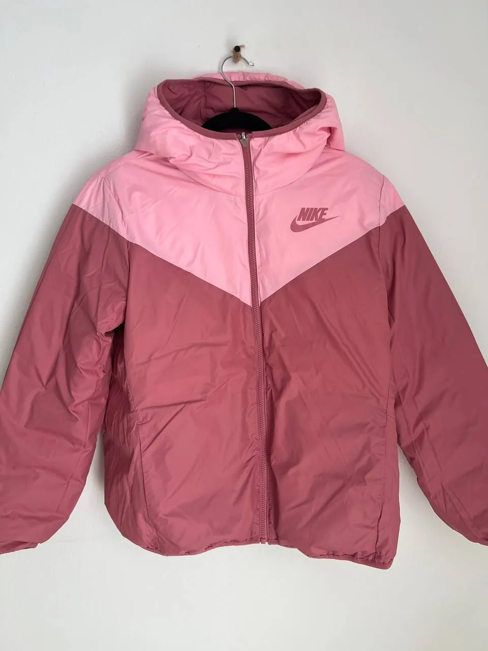 Зимняя одежда: шубка пуховик Nike пуховик Helly Hansen 2