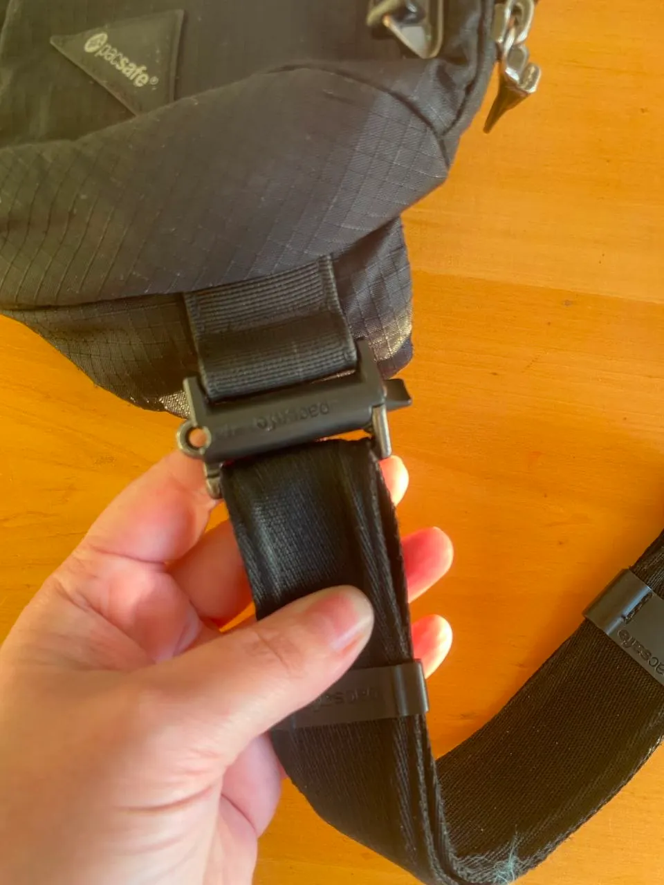 Сумка-слинг Pacsafe с защитой от краж оригинал 2