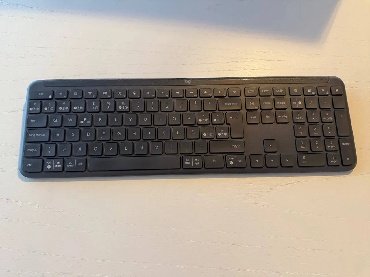 Клавиатура Bluetooth Logitech испанская раскладка 1