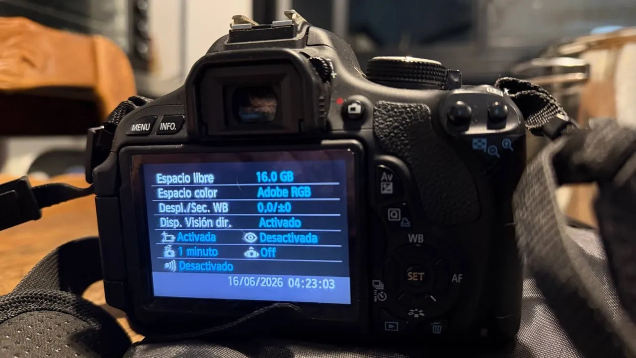 Canon EOS 600D зеркальный с объективом 3