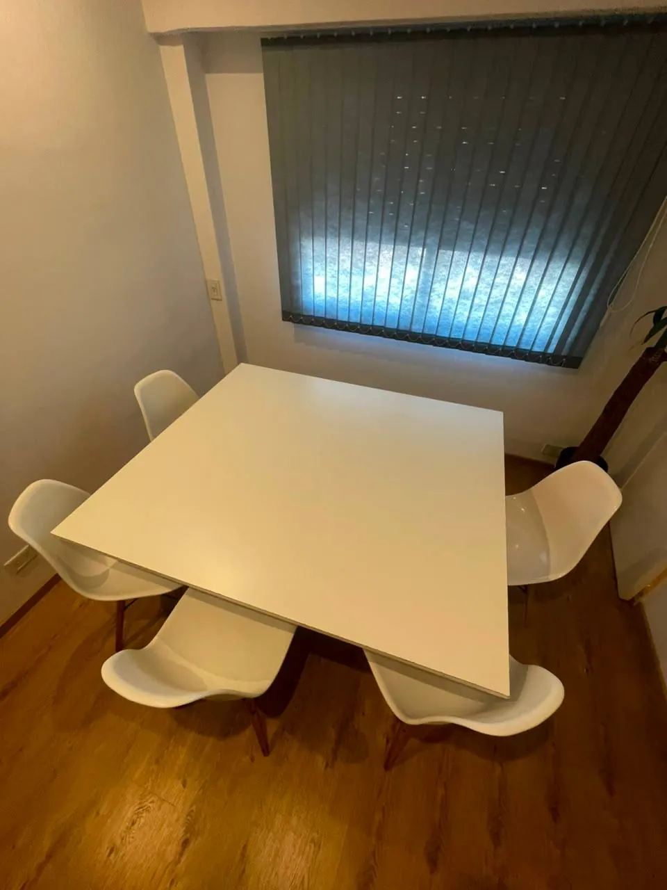 Офисный стол 150х130 и пять стульев 1