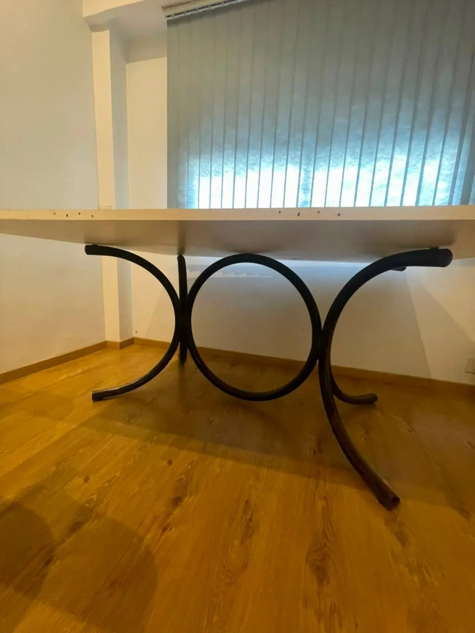 Офисный стол 150х130 и пять стульев 2