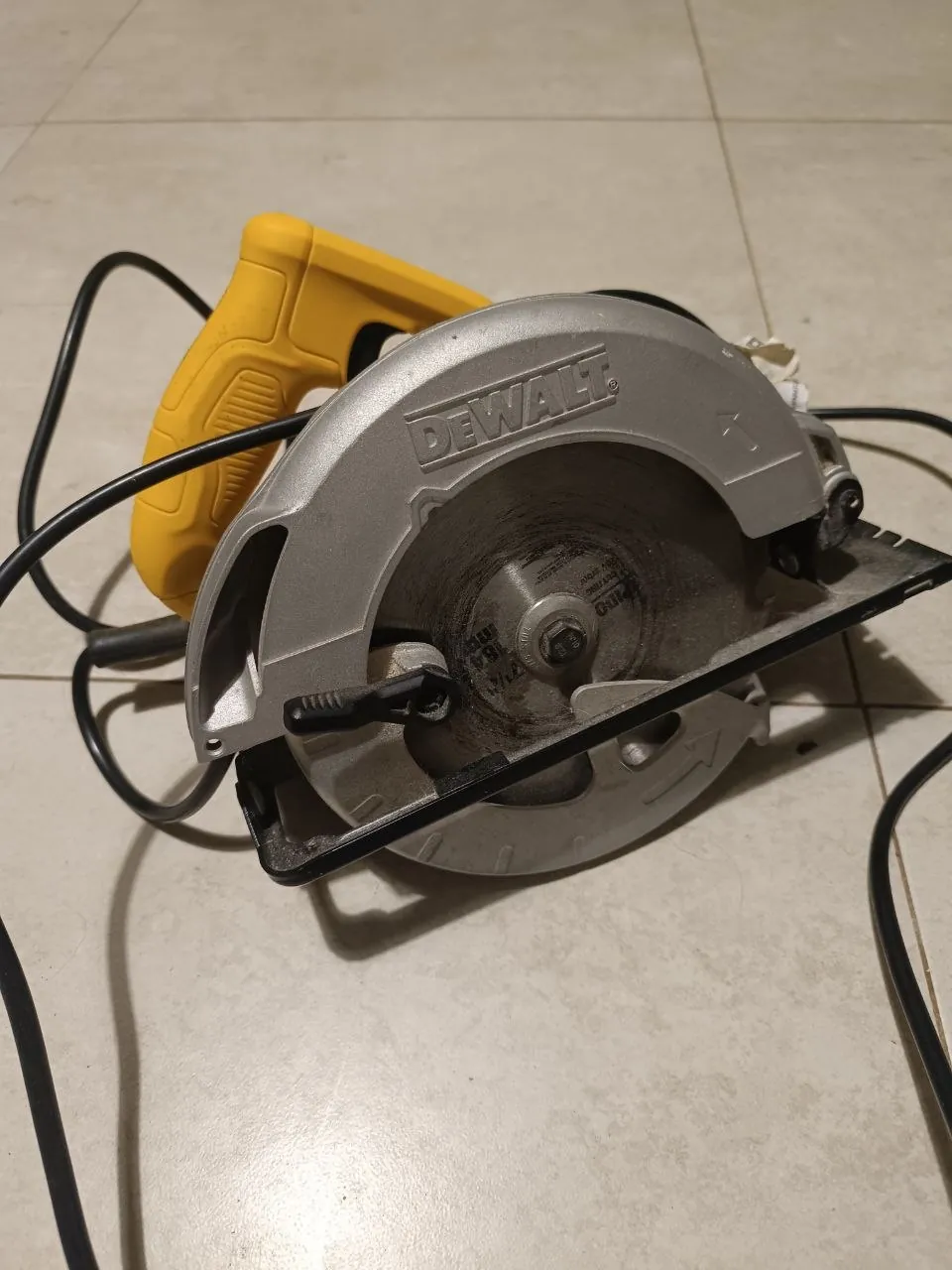 Циркулярная пила DeWalt DWE560 1