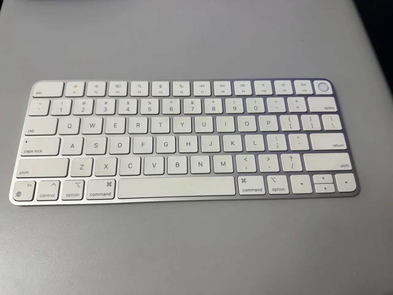 Клавиатура Apple Magic Keyboard Touch ID Lightning 1