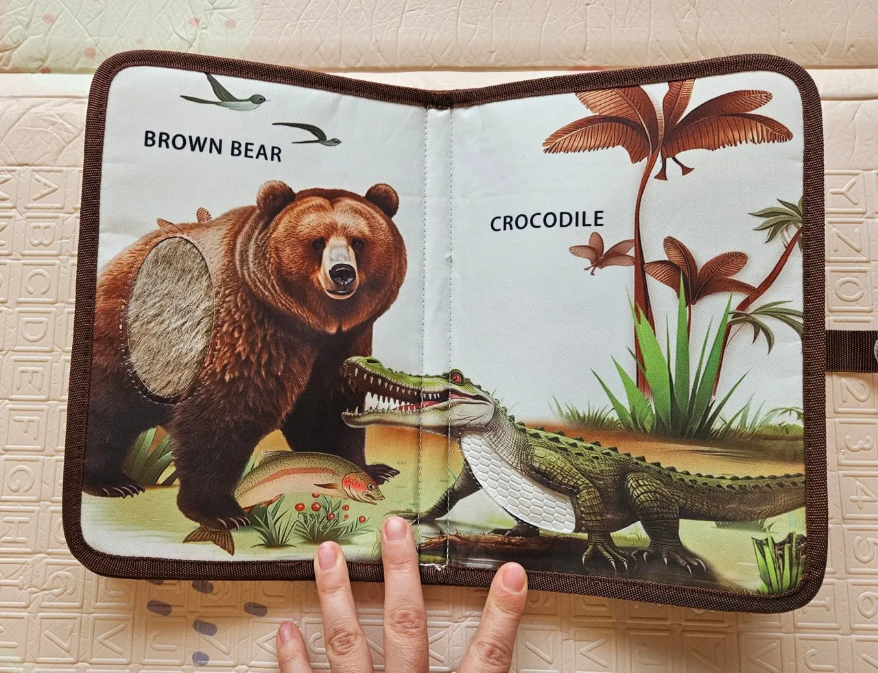 Тактильная книжка для малышей яркая 4