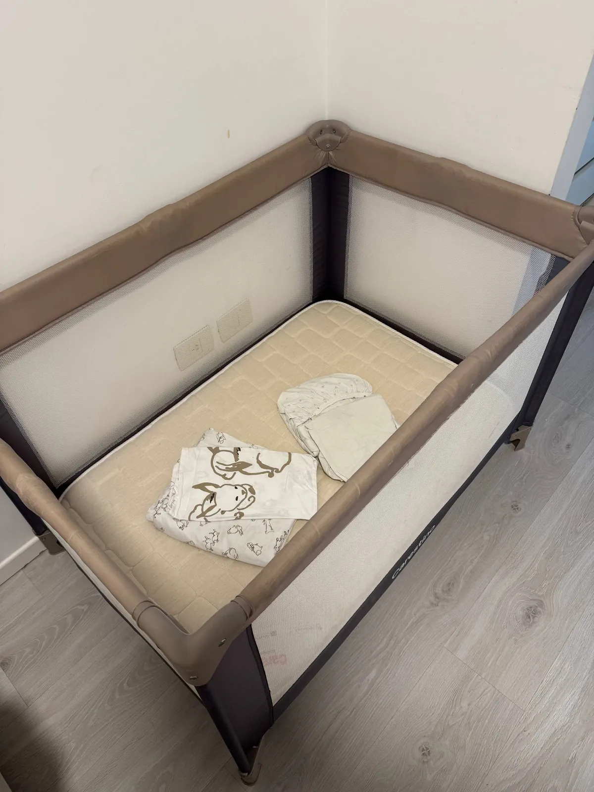 Кроватка-манеж Carestino с постельным IKEA 2